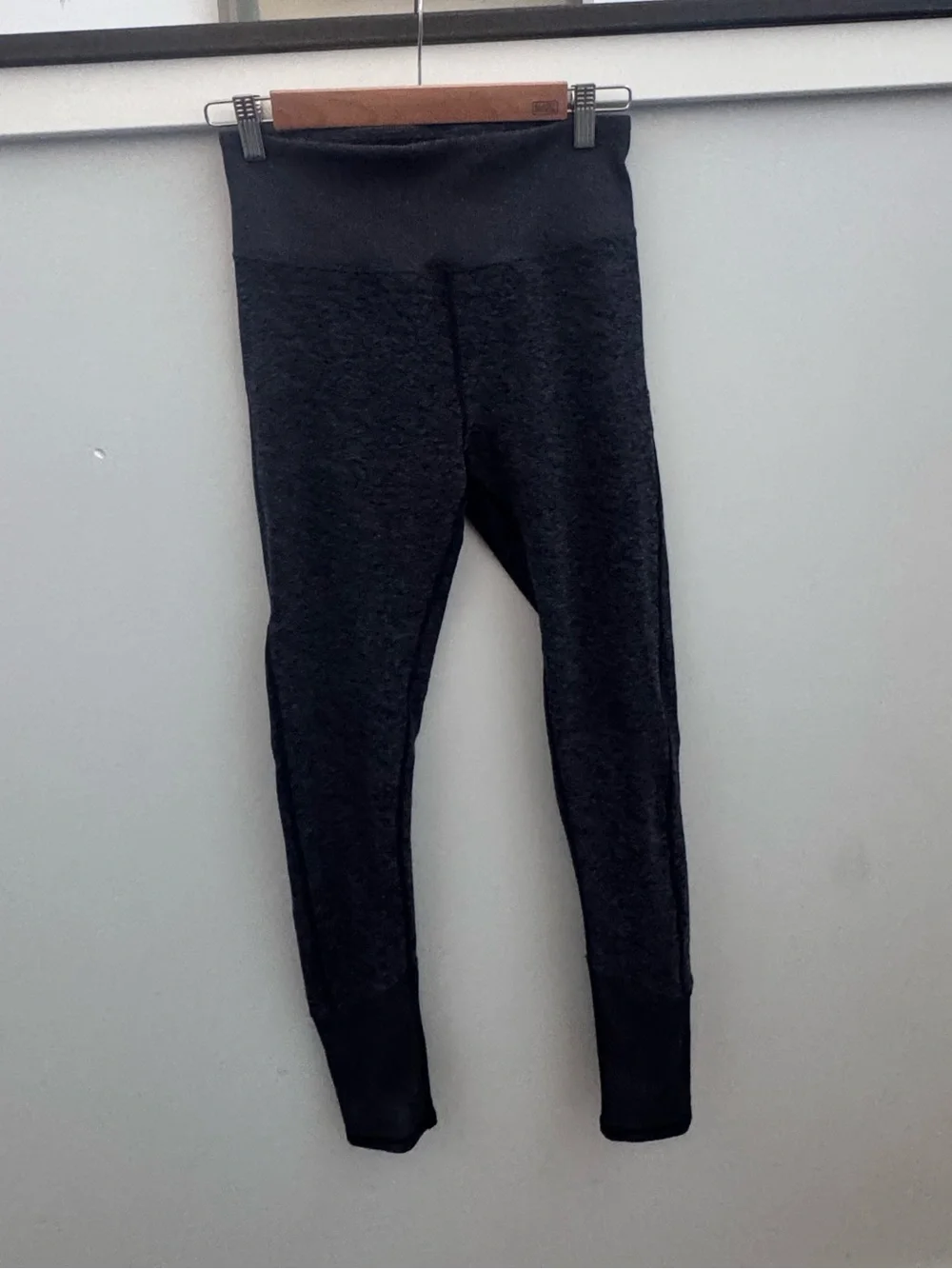 ALO Yoga Charcoal Heather High-Waist Leggings. Size L